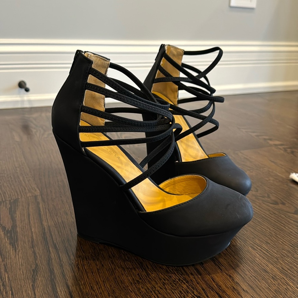 ❣️New Strappy Black Wedges❣️👠